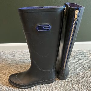 Black rubber rain boots with blue lining and zipper up back